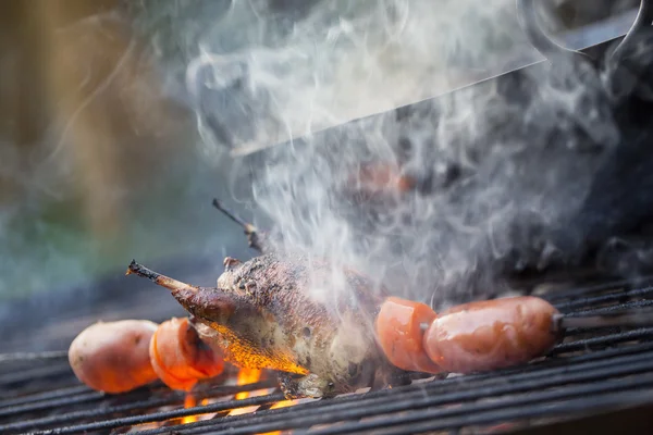 Liten fågel matlagning över lågorna. — Stockfoto