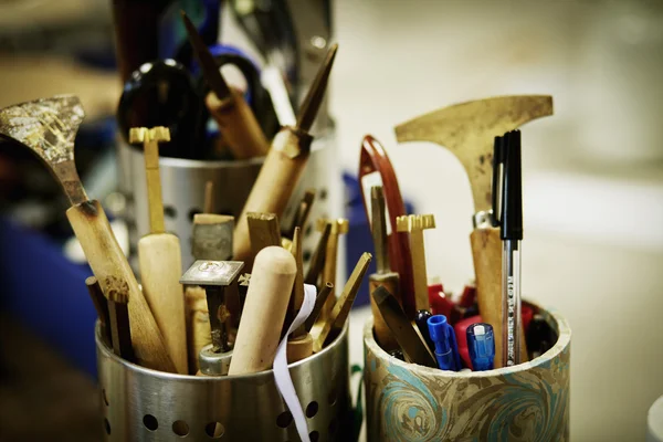 Pots en métal pleins d'outils à main — Photo