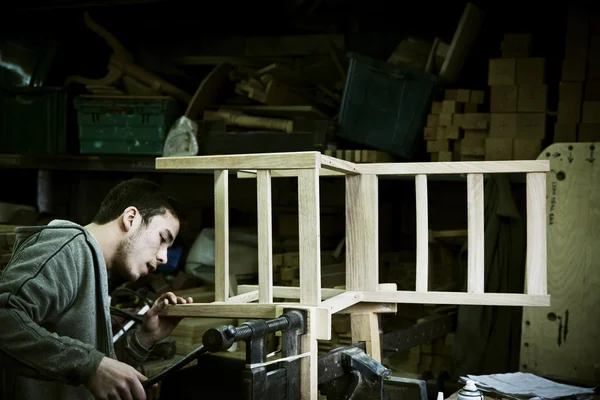 Man aan het werk in een meubelmaker de werkplaats — Stockfoto