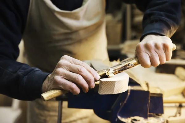 Man working on a piece of wood — Stock fotografie