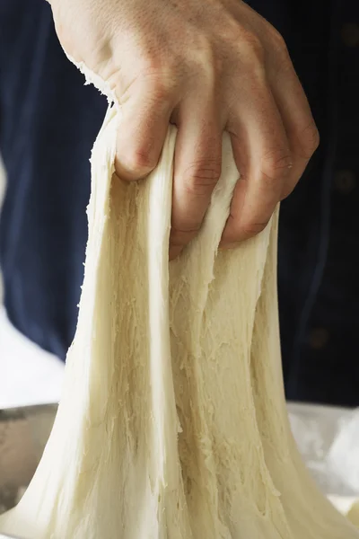 Baker kneden brood deeg — Stockfoto