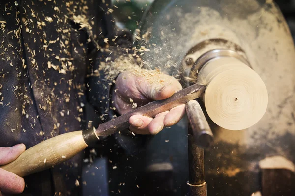 L'uomo che gira un pezzo di legno . — Foto Stock