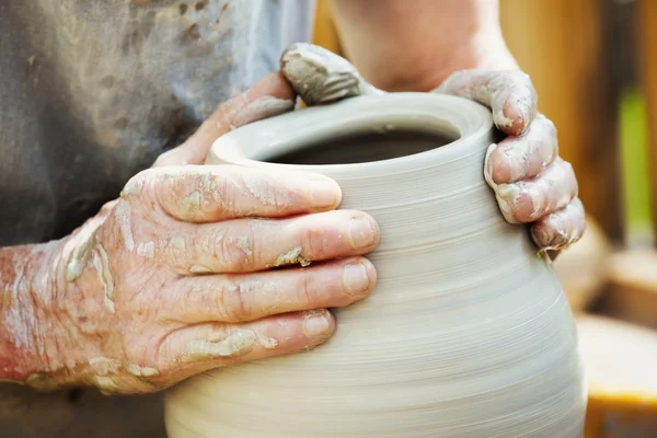 Vrouw potter werken met klei — Stockfoto