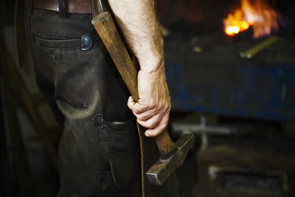 Мужчина держит молоток в мастерской . — стоковое фото