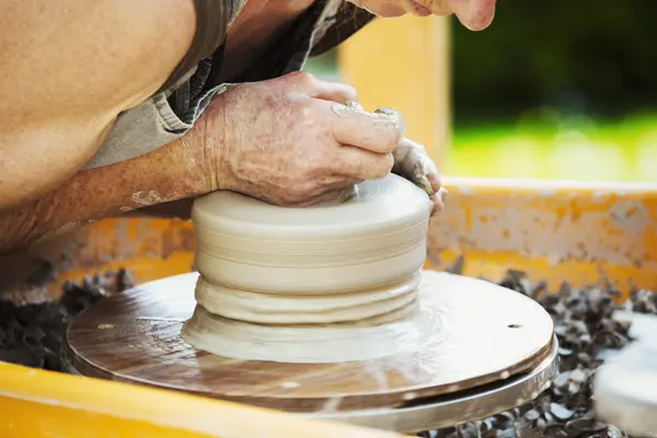 Potter kobieta pracę z gliny — Zdjęcie stockowe