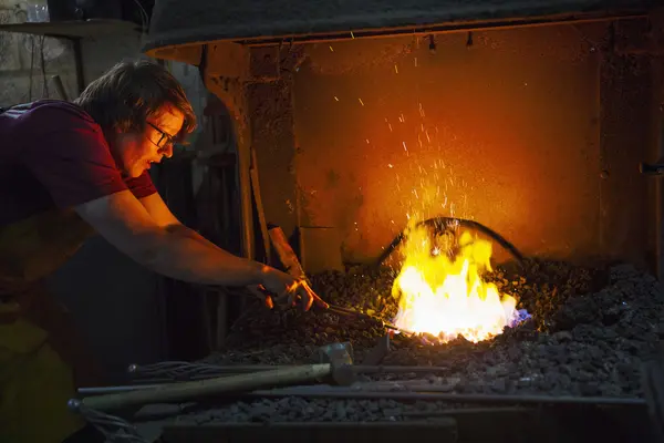 Blacksmith using tongs — Stock Photo, Image