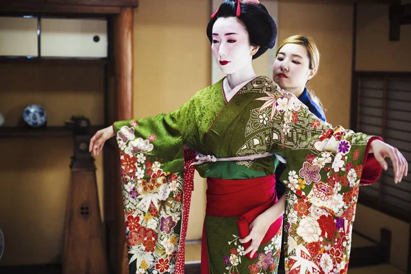 Geisha moderne se préparant de manière traditionnelle — Photo