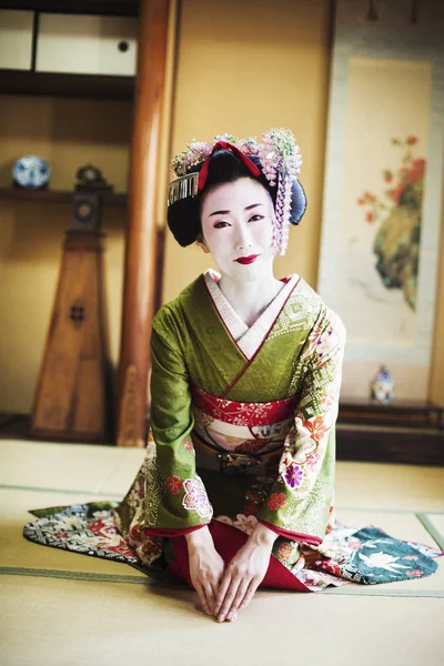 Mujer vestida en el estilo geisha traedicional — Foto de Stock