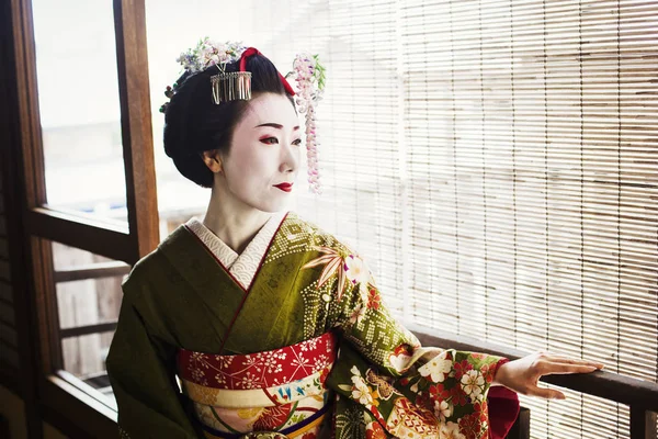 Femme habillée dans le style traeditionnel geisha — Photo