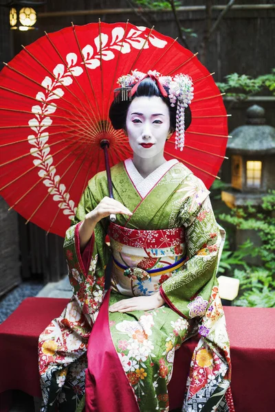 Kobieta nosi tradycyjne kimono i obi — Zdjęcie stockowe