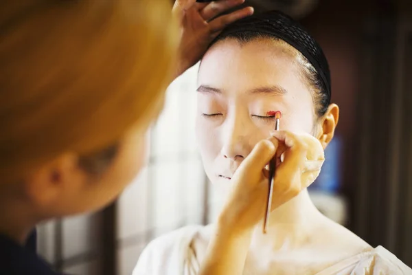 Modern geisha preparing in traditional fashion — Stock Photo, Image