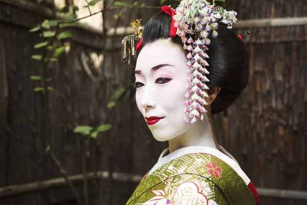 Vrouw gekleed in de stijl van de geisha traeditional — Stockfoto