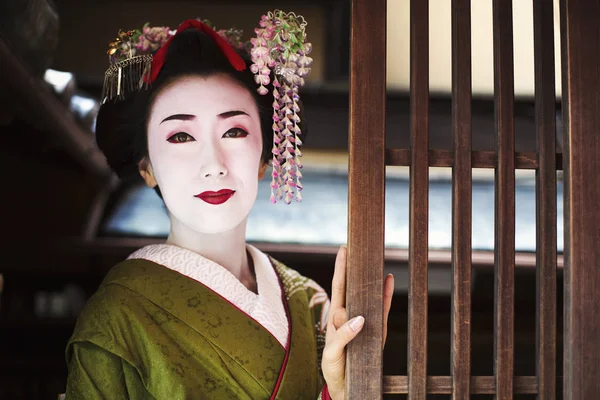 Mujer vestida en el estilo geisha traedicional — Foto de Stock
