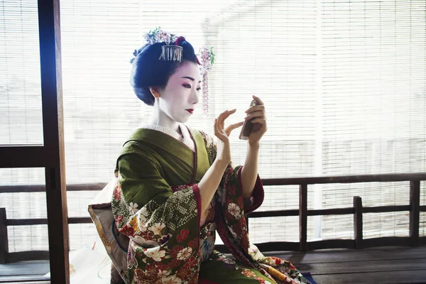 Woman dressed in the traeditional geisha style — Stock Photo, Image