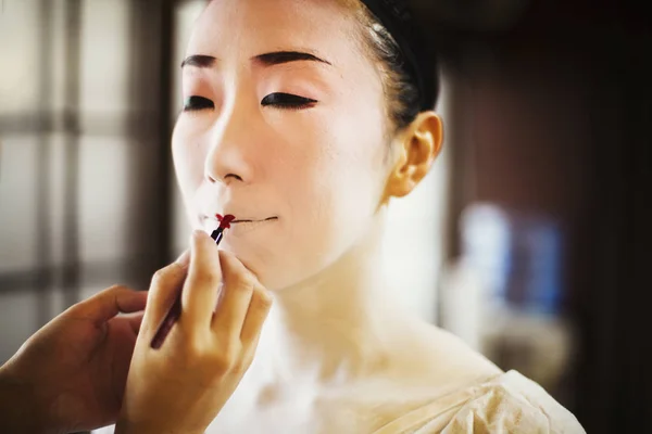 Geisha or maiko with a hair and make up artist — Stock Photo, Image