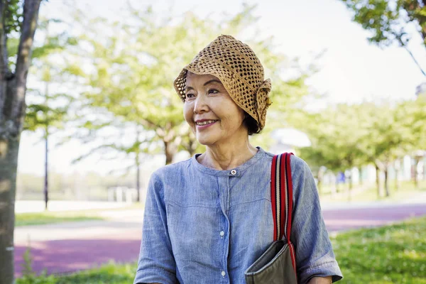 Senior femme portant un chapeau au crochet . — Photo