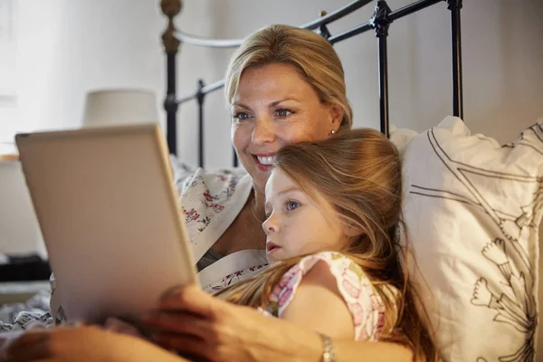 Kvinna och barn titta på laptop skärm. — Stockfoto
