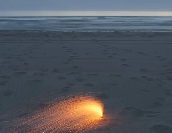 Feu d'artifice sur sable sur la plage — Photo