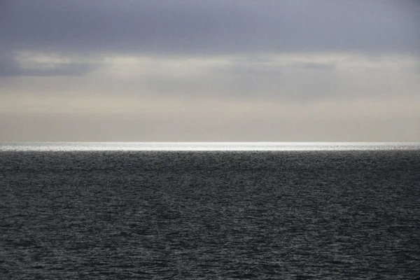 Vista al horizonte y al paisaje marino al atardecer — Foto de Stock
