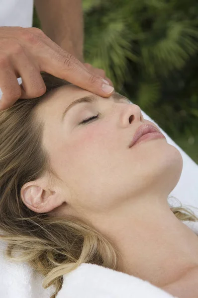 Woman receiving a head massage — Stock Photo, Image