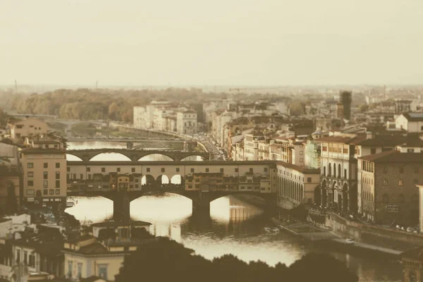 Arno rivier en de historische bruggen — Stockfoto