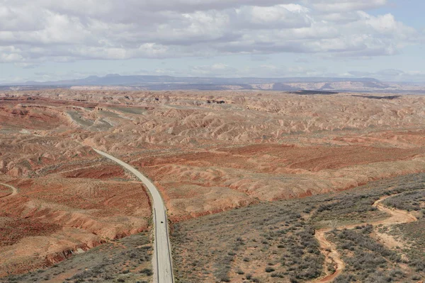 Deserto e una strada attraverso la pianura . — Foto Stock