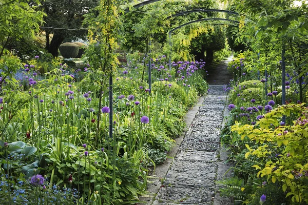 View along a garden path — Stock Photo, Image