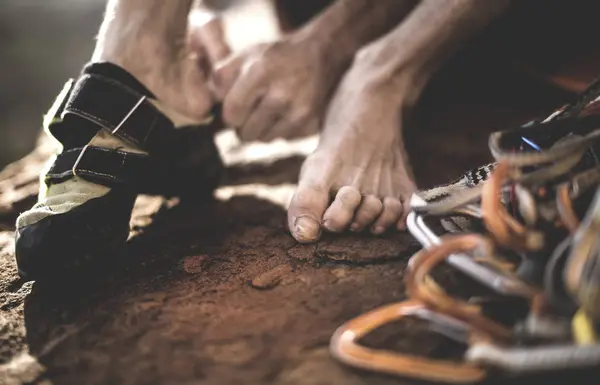 Klimmer rotsklimmen schoenen zetten — Stockfoto