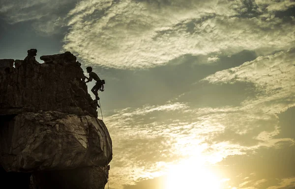 Montañista escalando una formación rocosa . — Foto de Stock