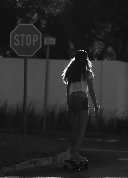 Jonge vrouw rijden skateboard — Stockfoto