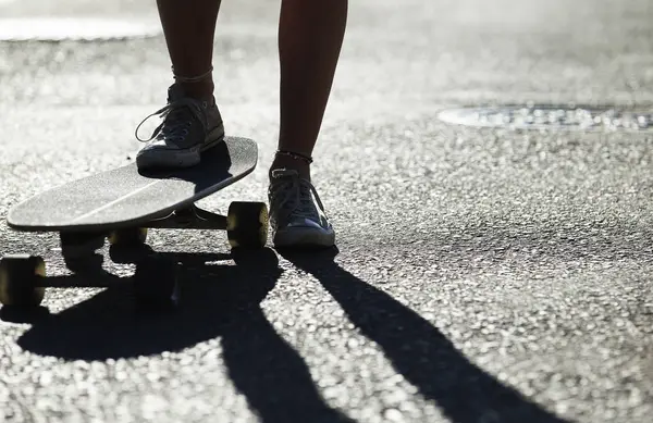 Persoon paardrijden skateboard — Stockfoto