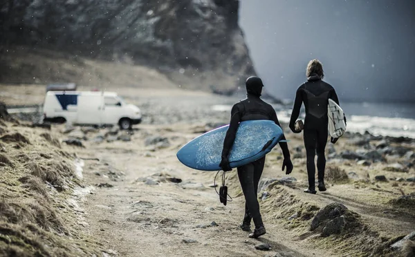 Surfisti che trasportano tavole da surf — Foto Stock