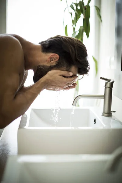 Homme se lavant le visage. — Photo