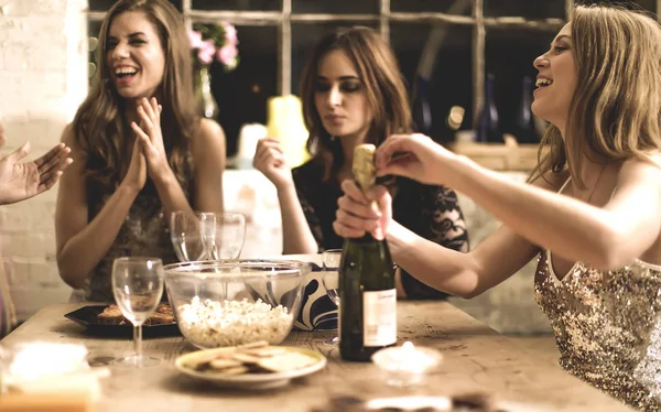 Groep vrouwen op feestje — Stockfoto