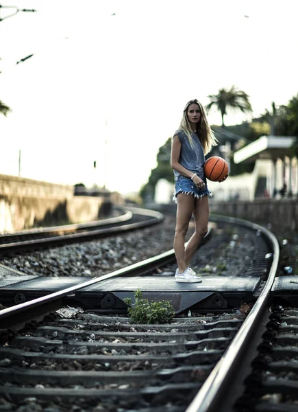 Ung kvinde med basketball - Stock-foto