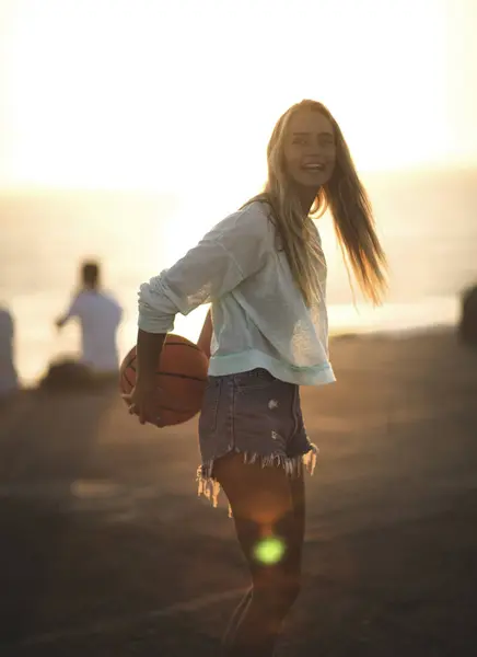 Young woman with basketball — Stock Photo, Image