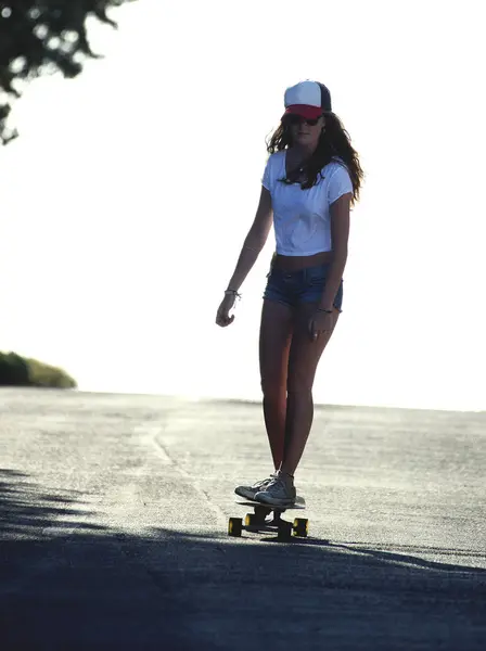 Ung kvinna Rider skateboard — Stockfoto