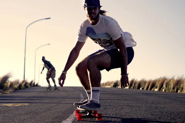 Young man skateboarding — Stock Photo, Image