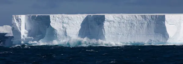Παγόβουνα επιπλέουν στον ωκεανό — Φωτογραφία Αρχείου