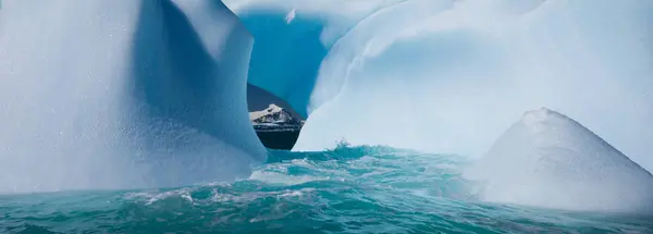 海に浮かぶ氷山 — ストック写真