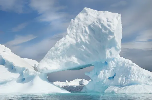 Ікеберги плавають в океані — стокове фото