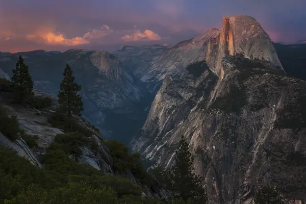 Half Dome kaya oluşumu görünümünü — Stok fotoğraf