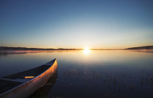 Canoa Barco Superficie Plana Lago Tranquilo Atardecer — Foto de Stock