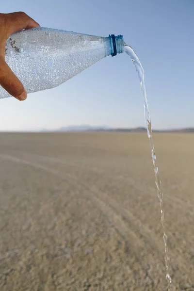 Mannenhand Stromende Water Uit Fles Landschap Van Black Rock Desert — Stockfoto
