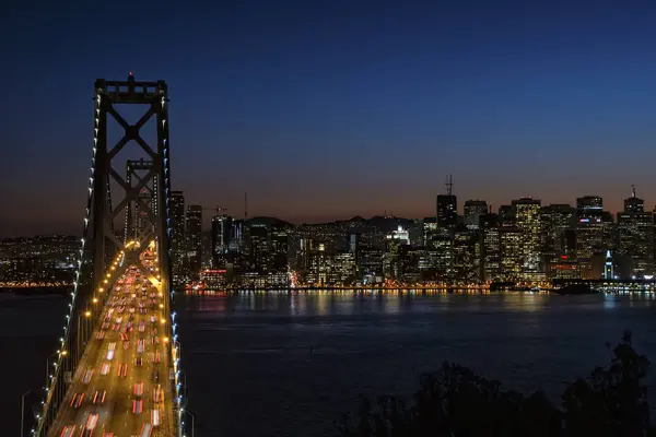 在晚上桥梁与交通照亮了和定居点的灯沿海湾在旧金山 — 图库照片