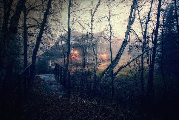 Großes Haus Der Abenddämmerung Mit Gleißendem Licht Düsterem Wald Mit — Stockfoto