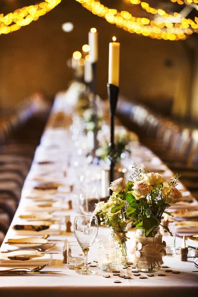 フェアリー ライトと長いテーブル セットとパーティーの結婚式の会場装飾 — ストック写真
