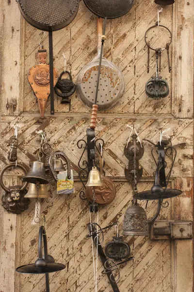 Старинные Тосканские Металлические Предметы Домашнего Обихода Выставлены Продажу — стоковое фото