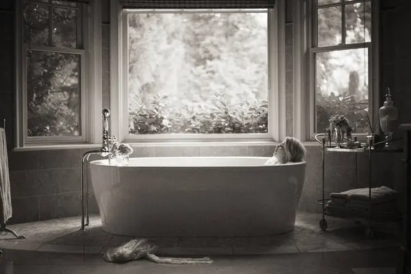 Žena Volně Stojící Vana Interiéru Koupelny Oknem — Stock fotografie