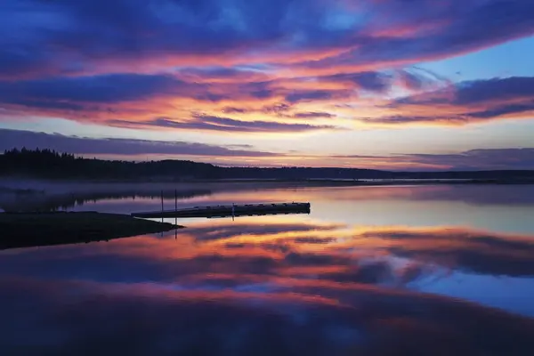 Holzsteg Ruhigen See Bei Sonnenuntergang Mit Dramatischer Wolkenlandschaft — Stockfoto